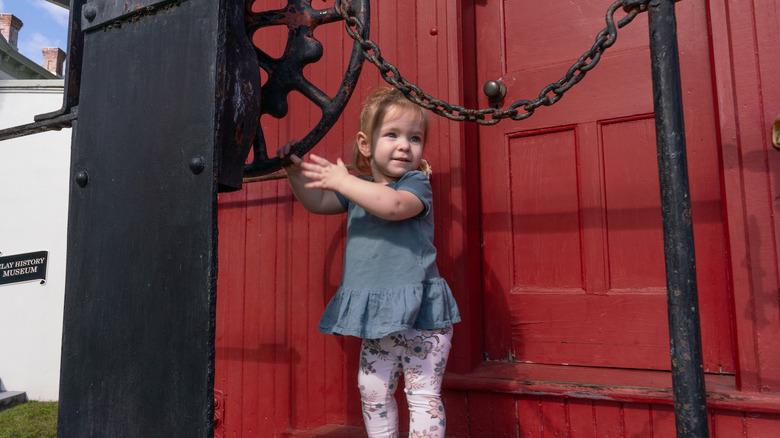 Enfant jouant dans un musée du comté de Clay