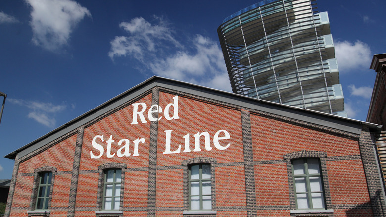 Extérieur du musée de la ligne rouge, tour en arrière-plan