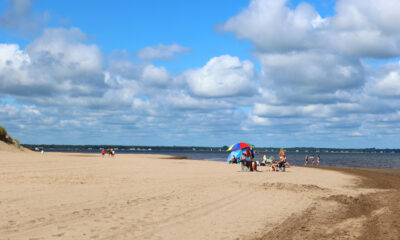 La plage d'eau salée la plus chaude du Canada est une destination amusante avec des sentiers de randonnée et un camping en bord de mer