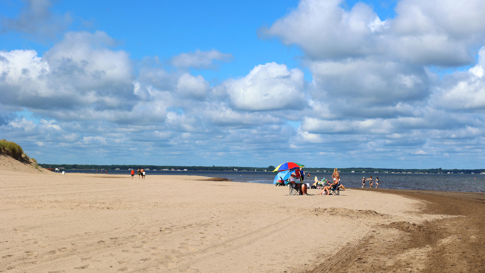La plage d'eau salée la plus chaude du Canada est une destination amusante avec des sentiers de randonnée et un camping en bord de mer