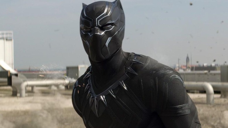 Black Panther se tient vigilant dans un toit vide dans la guerre civile