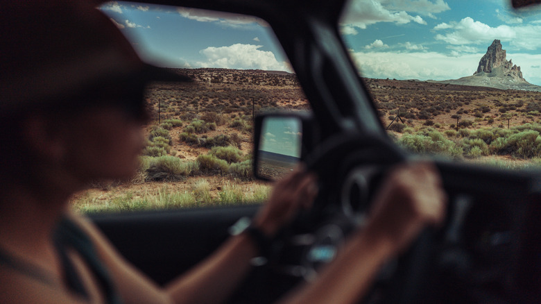 Une femme conduit dans Monument Valley en Arizona