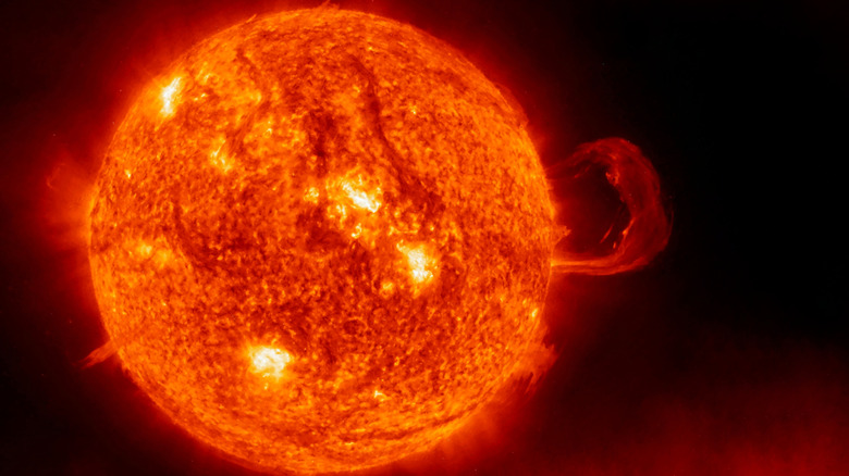 Le soleil est vu sur un fond sombre