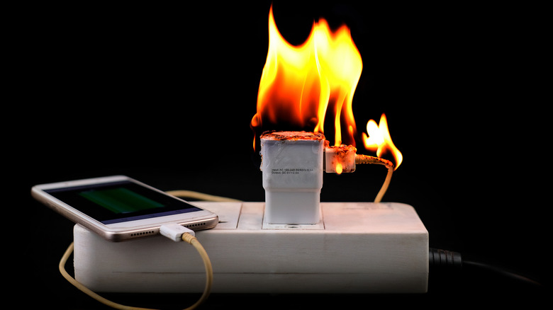 Chargeur de téléphone en feu