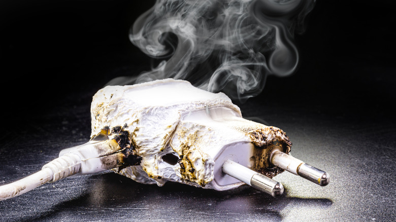 Chargeur de téléphone fondu et fumeurs