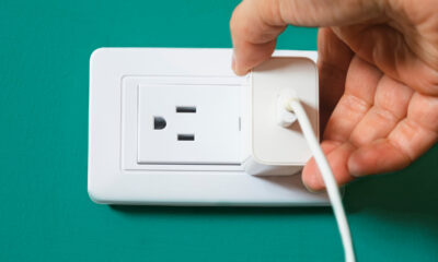 Est-il normal qu'un chargeur de téléphone devienne chaud?