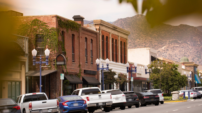 Charmant centre-ville Azusa avec les montagnes de San Gabriel derrière
