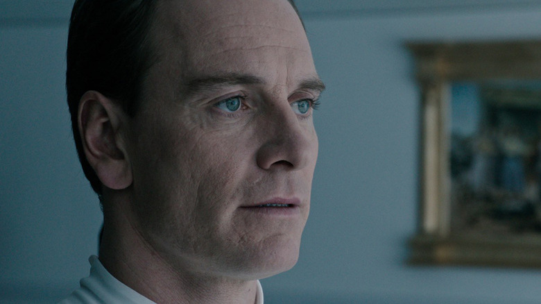 Walter regardant très fixement dans Alien: Covenant