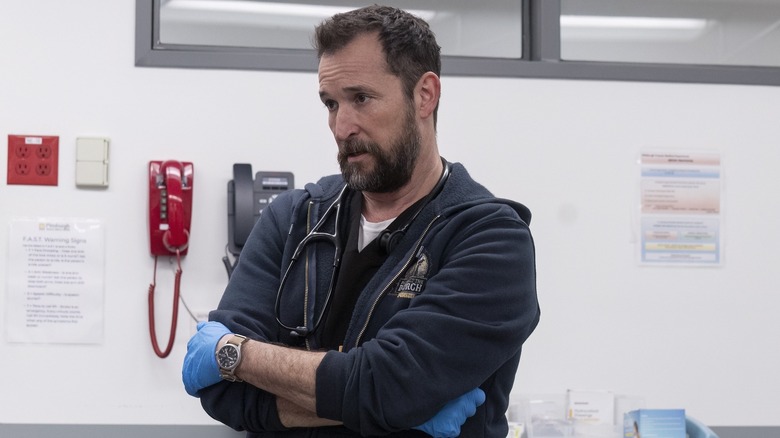 Robby avec ses bras croisés en regardant quelqu'un sur le Pitt