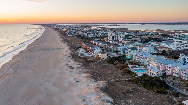 Vue aérienne de Atlantic Beach Caroline du Nord en regardant vers le sud au coucher du soleil