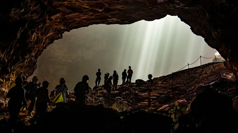 Équipe de graveurs à Caverne
