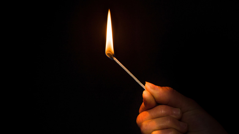 Match de maintien à la main dans l'obscurité