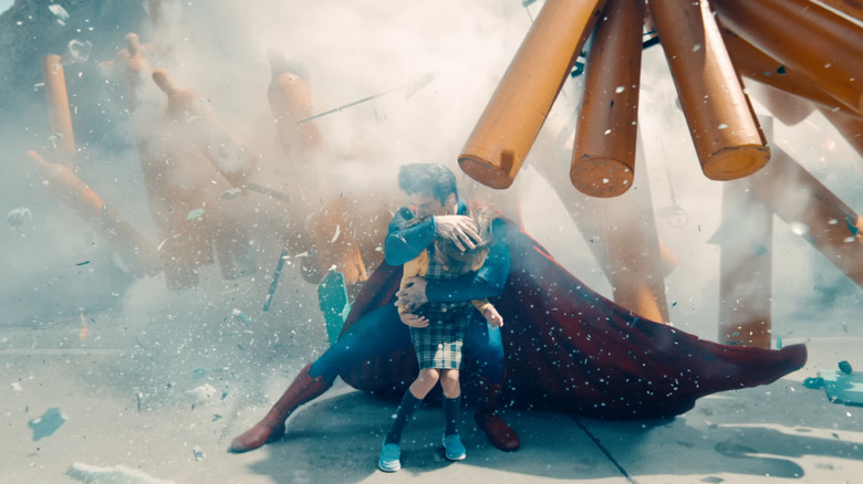 Superman sauve un enfant d'une explosion à Superman