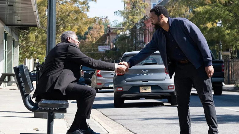 Marty rencontre Sam à un arrêt de bus déserté dans la vie de Chuck