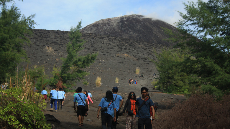 Randonneurs sur le flanc d'Anak Krakatau, Indonésie