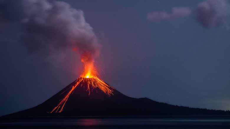 Anak Krakatau lors d'une éruption de nuit spectaculaire