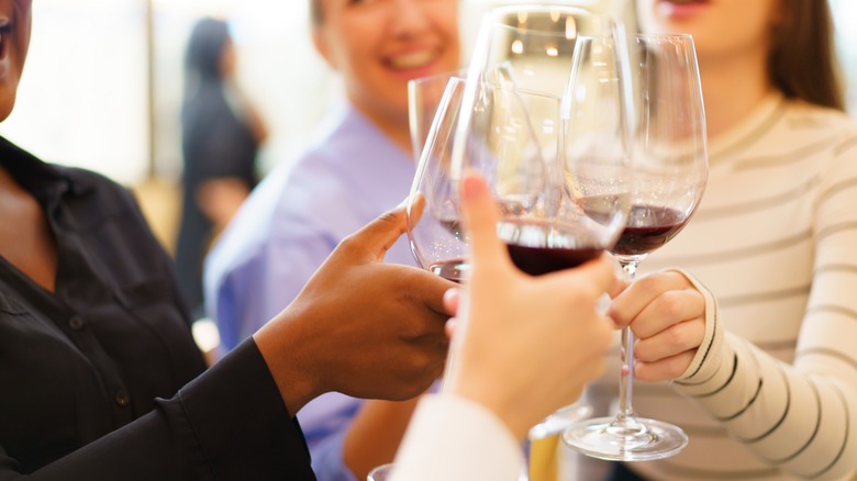 Un groupe de femmes qui dégustaient du vin rouge