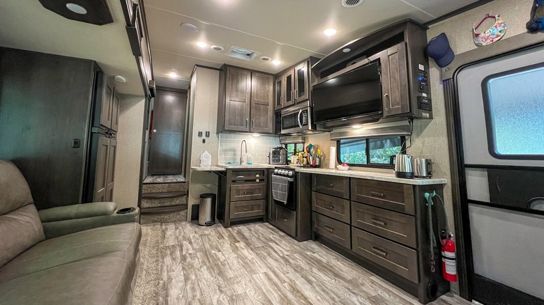 Cuisine intérieure d'un luxe de la cinquième roue