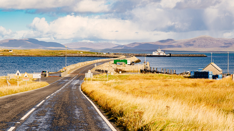 Une route se courbe dans une chaussée de Beneray, en Écosse,