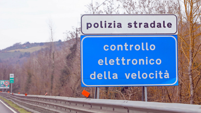 Un panneau d'avertissement sur une chaussée italienne concernant les caméras de vitesse