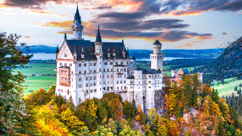 Château de Neuschwanstein entouré de feuillage d'automne