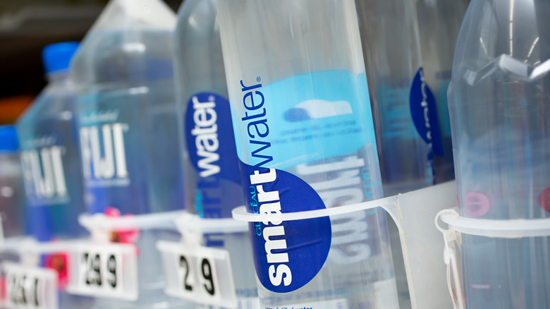 Bouteille Smartwater sur l'étagère d'épicerie