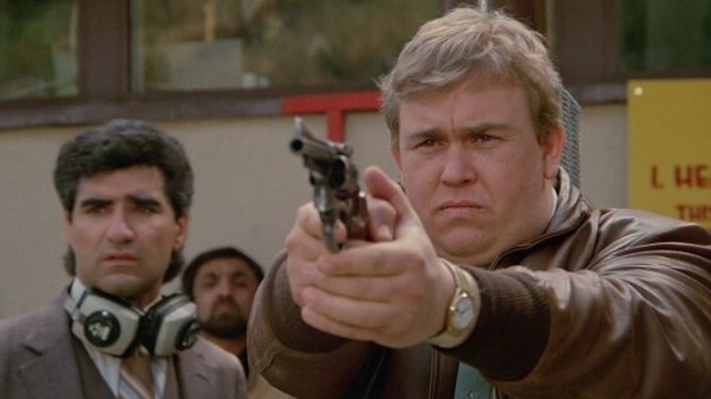 John Candy en tant que Frank Dooley emballe la chaleur comme Eugene Levy que Norman Kane regarde dans armé et dangereux