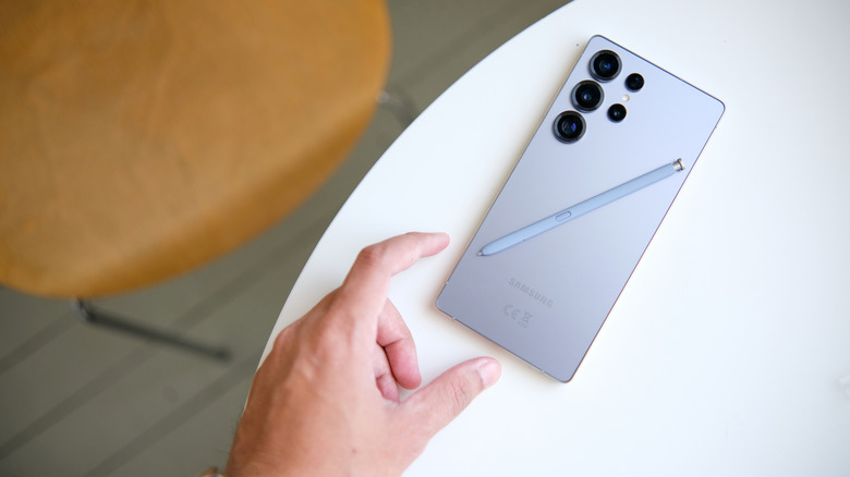 Samsung S25 Ultra sur une table.