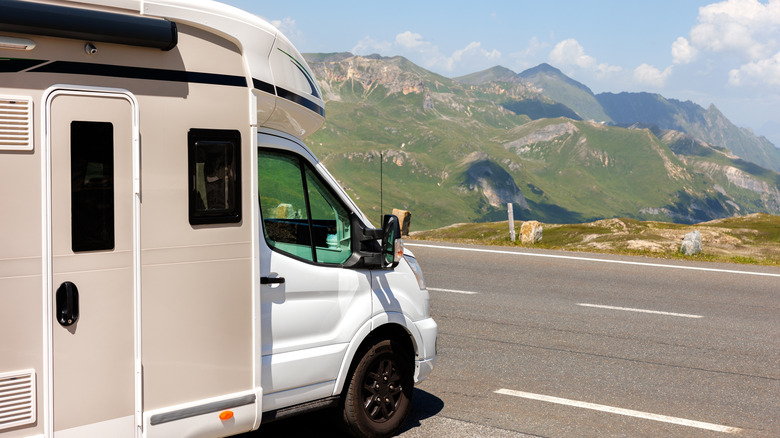 Un camping-car de camping-car sur la route avec une vue en montagne.