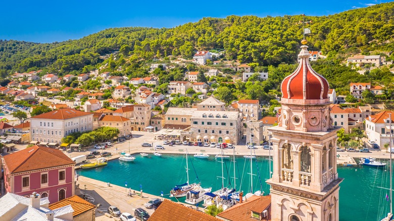 Bell à l'église et village de pêcheurs de Pucisca sur l'île Brac