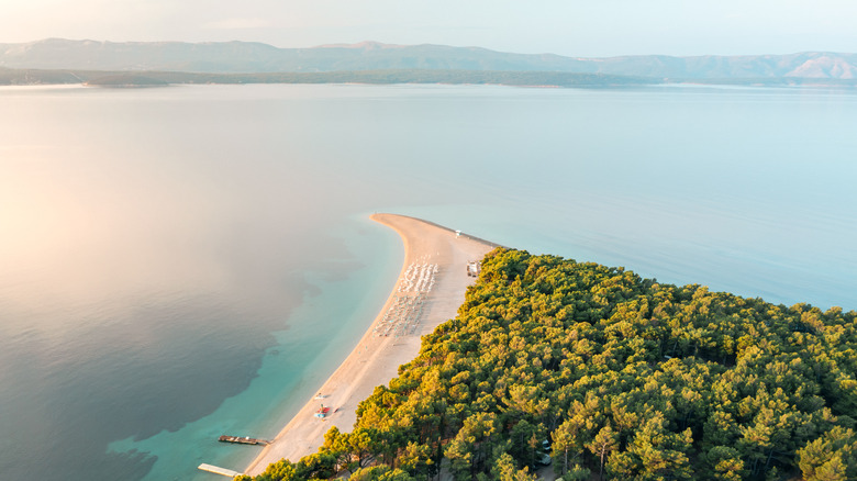 Vue aérienne de la plage de rat Zlatni