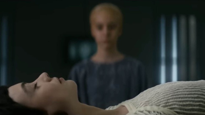 Wendy en regardant par-dessus son corps Android