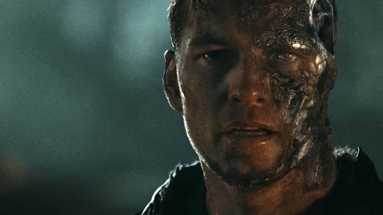 Sam Worthington avec un visage de robot dans Terminator: Salvation