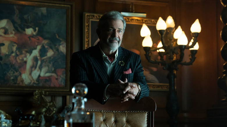 Mel Gibson en tant que Cormac O'Connor debout près de son bureau dans le continent: du monde de John Wick