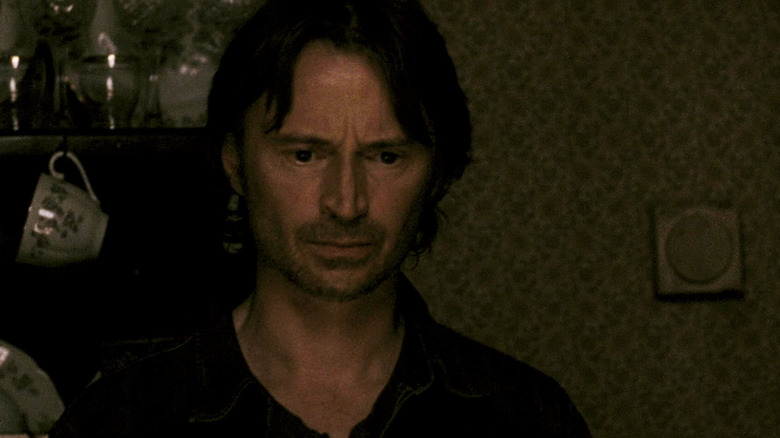 Don de Robert Carlyle a l'air inquiet alors qu'il se tient à l'intérieur dans 28 semaines plus tard