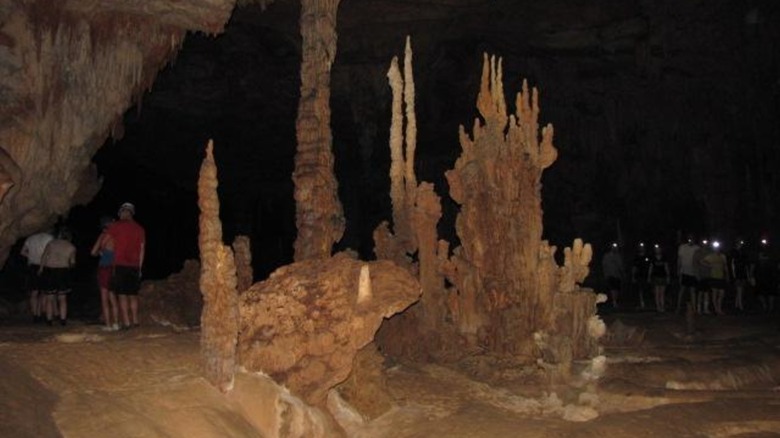 Les visiteurs explorant la chambre de la grotte