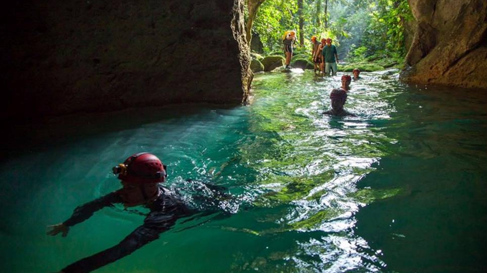 L'une des grottes sacrées les plus incroyables du monde a de l'eau cristalline et des paysages époustouflants