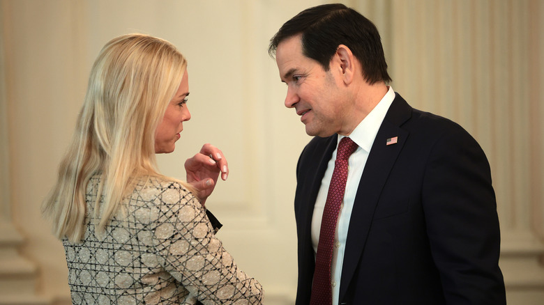 Pam Bondi parle avec Mark Rubio en février 2025 lors d'une réunion des gouverneurs qui travaille à la Maison Blanche