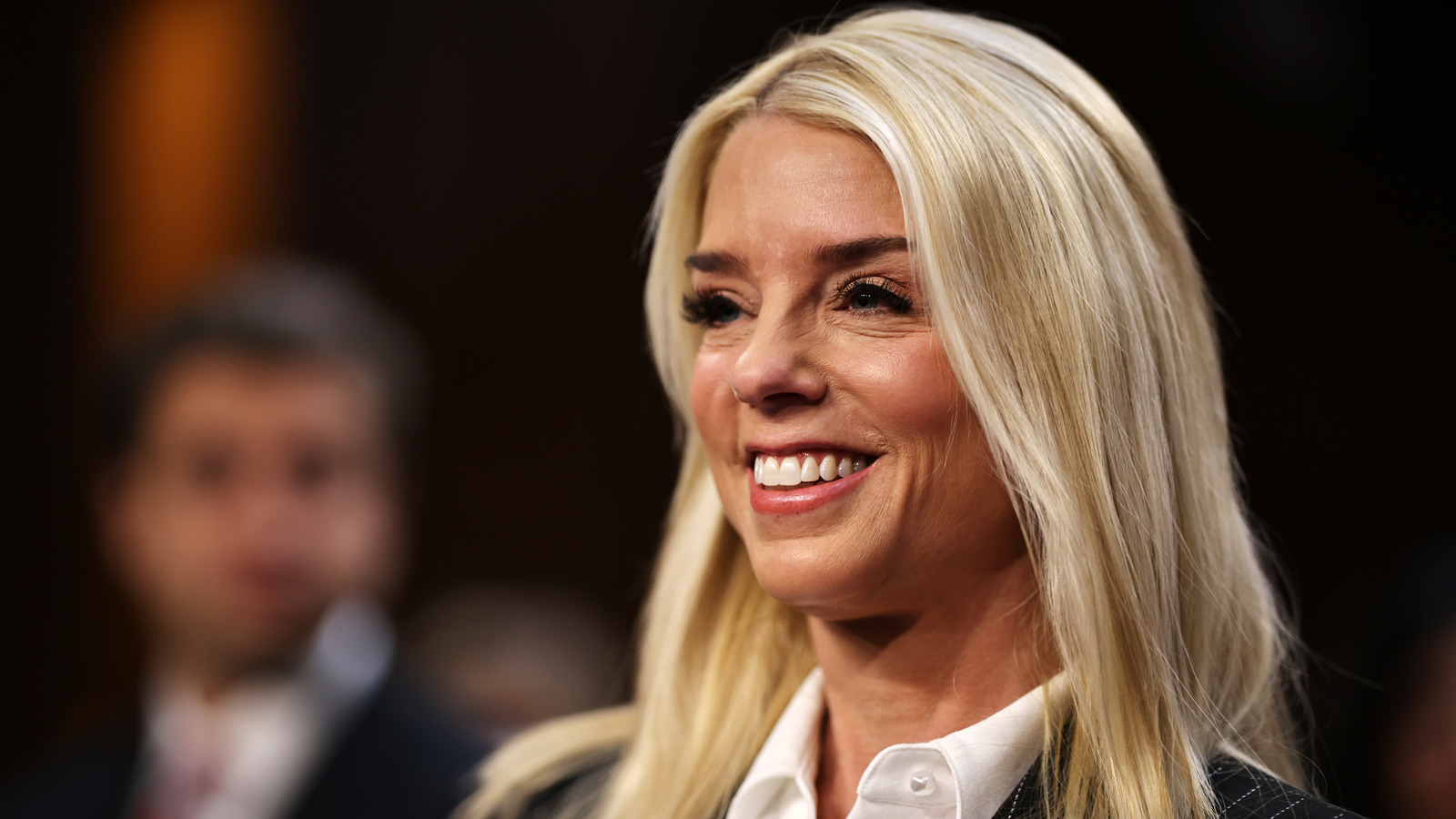 Les cheveux les plus grincheux de Pam Bondi sont celui que nous n'oublierons jamais