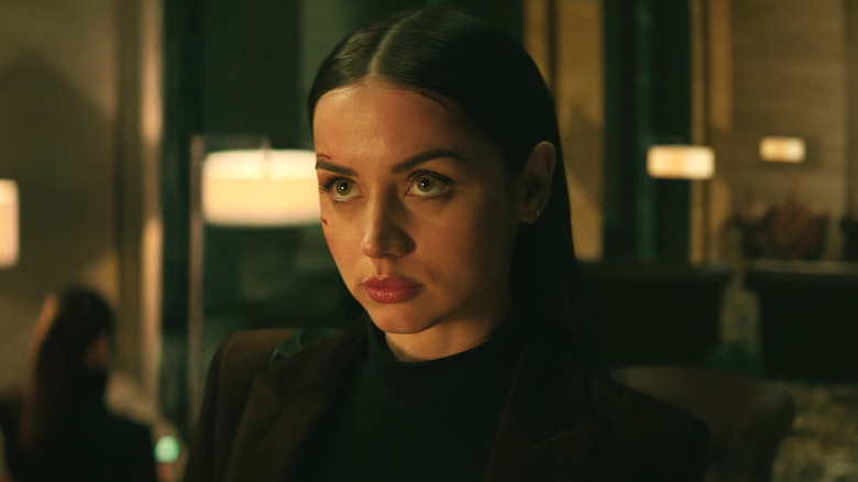 Ana de Armas comme Eve vérifiant le continent dans le monde de John Wick: Ballerina