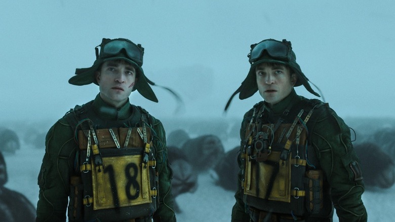 Robert Pattinson a été laissé de côté dans le froid alors que deux versions de Mickey Barnes dans Mickey 17