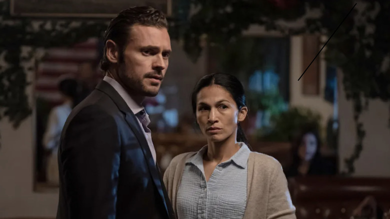 Adan Canto comme Arman Morales et Elodie Yung comme Thony de la Rosa dans la femme de ménage