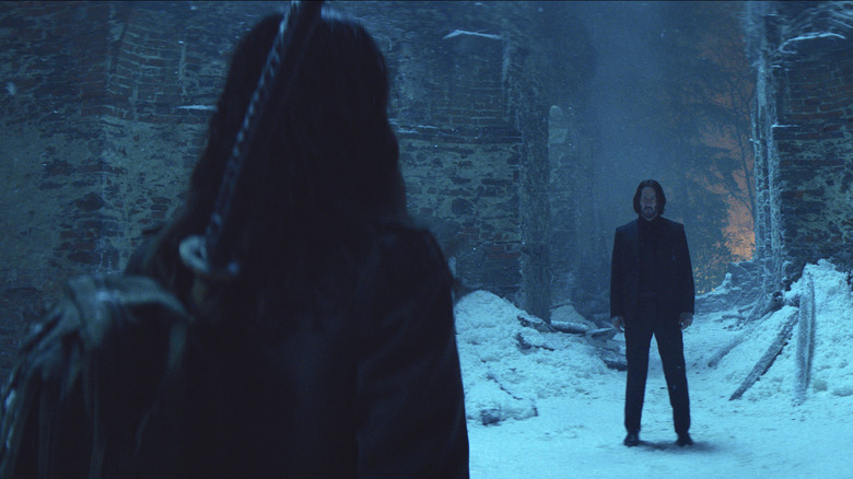 John Wick face à la veille le dos à la caméra et une épée sur son dos