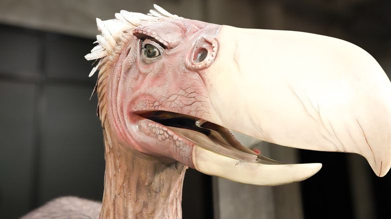 Statue d'oiseau terroriste