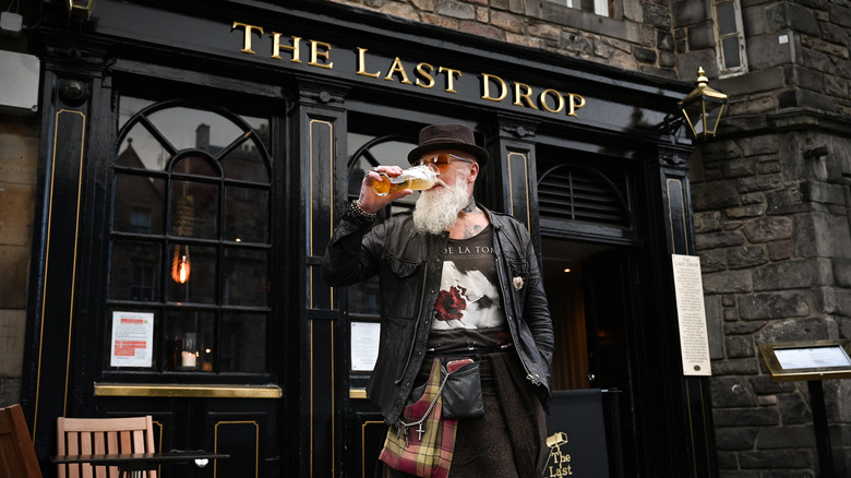 Élégant homme au pub en Écosse