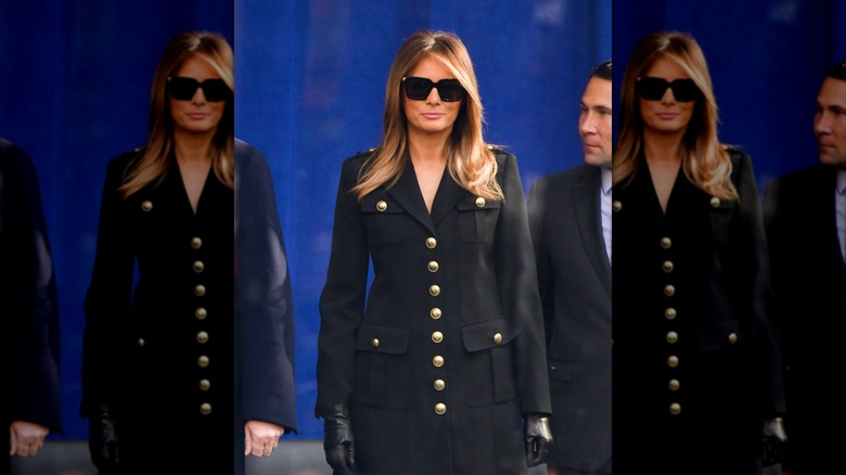 Melania Trump portant un costume noir avec de grands boutons en or