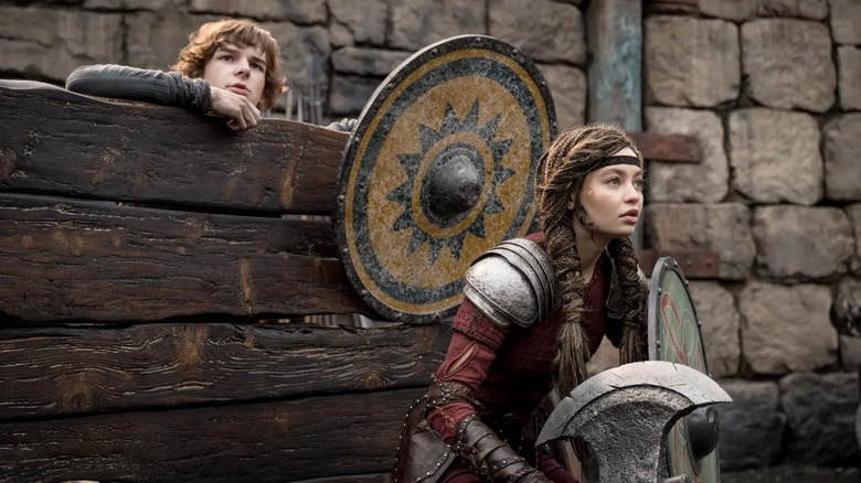 Hiccup (Mason Thames) et Astrid (Nico Parker) dans l'arène d'entraînement du dragon dans How to Train Your Dragon (2025)