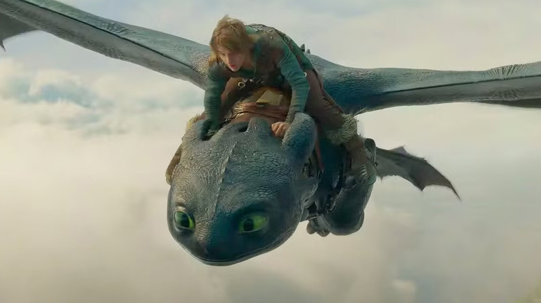 Hiccup (Mason Thames) volant à l'arrière du dragon étude dans How to Train Your Dragon (2025)