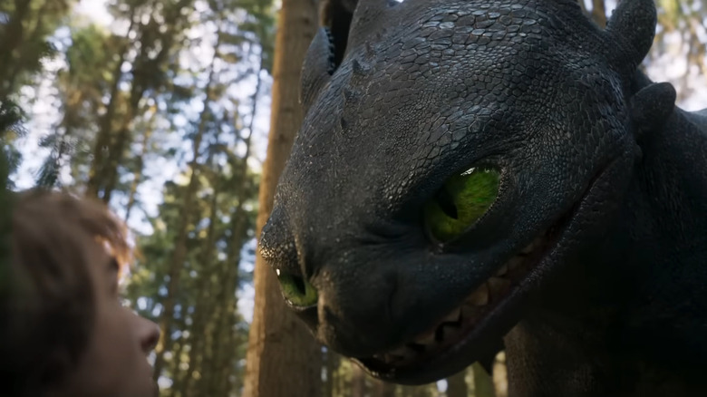 Hiccup (Mason Thames) a l'air effrayé comme des grognements édentés dans How to Train Your Dragon (2025)