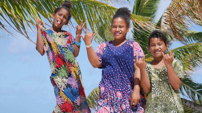 Les insulaires locaux font des gestes des mains sur les îles Marshall.